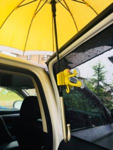 雨の日に車でお出かけは大変 赤ちゃんが濡れない傘ホルダー こんなんいかがでしょ